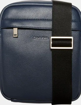 Bandolera con firma grabada - Calvin Klein - FashionsVida