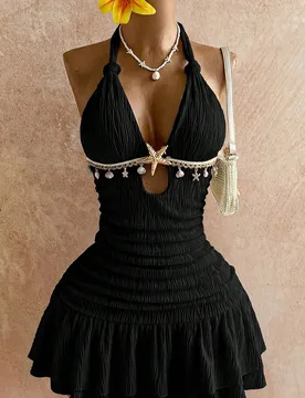 Vestido mini ajustado con cuello halter y detalle de retorcido en blanco, con accesorios metálicos, decoración de conchas, para playa y resort de va - Shein - FashionsVida