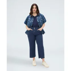 Vaqueros de mujer cropped en denim ligero cierre con doble botón y cremallera delante y elástico detrás