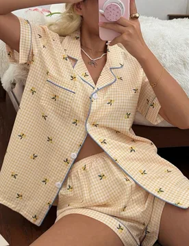 Conjunto de pijama de pantalón corto y blusa de manga corta con botones y estampado de cuadros de limón para mujer - Shein - FashionsVida
