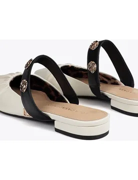 Zapatos de salón de mujer planos con elástico y apliques metalizados - Lola Casademunt - FashionsVida