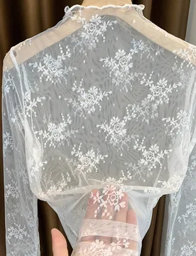 Nueva camiseta interior de manga larga de malla transparente con cuello de pico de encaje para mujer, primavera/verano/otoño, casual en color blanco - Shein - FashionsVida