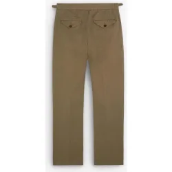 Chino de hombe con pinzas y trabillas en la cintura