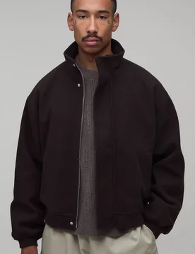 Herren Normal Geschnittene Bomberjacke Aus Melton Mit Stehkragen Chocolate Größe Medium - boohooMAN - FashionsVida