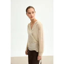Blusa de mujer de gasa y con lazada