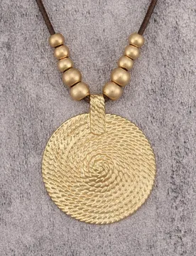 Pieza Collar de cadena de suéter estilo bohemio, colgante redondo grande con textura trenzada en espiral, accesorio de cuello de doble hebra de cord? - Shein - FashionsVida