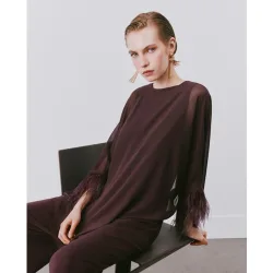 Mono de mujer con capa y plumas