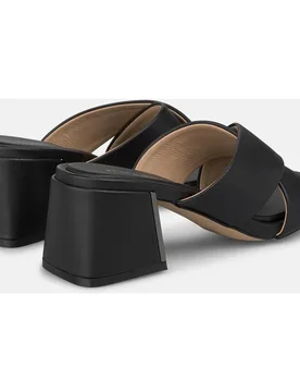 Sandalias de tacón de mujer en napa con doble tira cruzada en la parte frontal y detalle metálico - Alma en Pena - FashionsVida