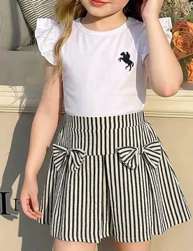 Set de 2 piezas Outfit fresco y dulce para niñas, Blusa de cuello redondo blanca con mangas con volantes y estampado de caballo, Falda a rayas negras - Shein - FashionsVida
