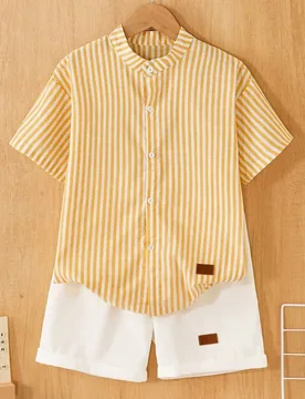 Conjunto de 2 piezas para niños preadolescentes: camisa de cuello alto con textura a rayas y pantalones cortos a rayas, cómodo y de moda - Shein - FashionsVida
