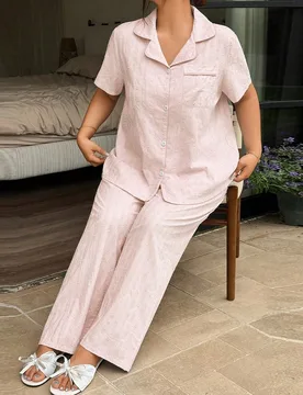 Conjunto de pijama de algodón jacquard de talla grande, estilo minimalista elegante y lindo con cuello de solapa, manga corta y pantalón largo, adec - Shein - FashionsVida