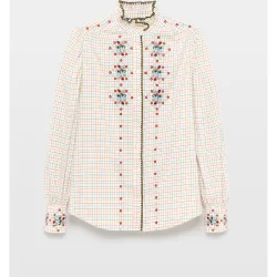 Blusa de mujer con cuadros y bordado de flores