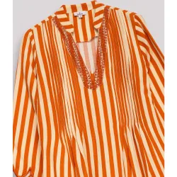 Vestido corto de rayas con escote bordado y manga larga