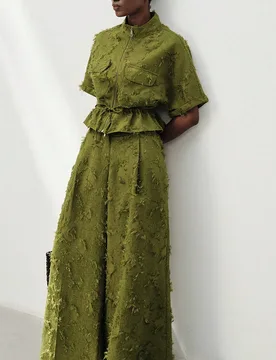Conjunto de 2 piezas verde oliva con textura y recortes, top de manga corta con cuello alto, cremallera y cintura ceñida & pantalones de pierna ancha - Shein - FashionsVida