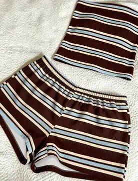 Conjunto de dos piezas de top bandeau a rayas y shorts para vacaciones de verano para mujer S - Shein - FashionsVida