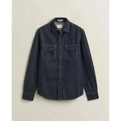 Camisa vaquera de hombre con bolsillos en el pecho con solapa abotonada