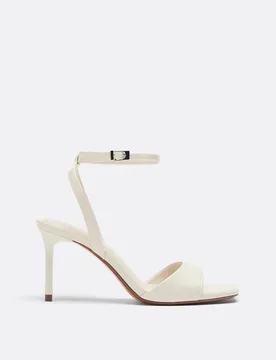 Sandalen mit feinem Absatz NATUR 37 - Stradivarius - FashionsVida