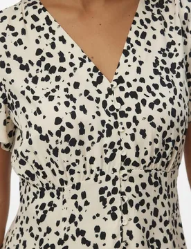 Vestido corto estampado - Vero Moda - FashionsVida
