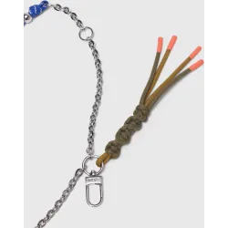 Accesorio, cadena dorada, cordón y mosquetones