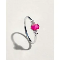 Anillo de oro con diamante y rubí