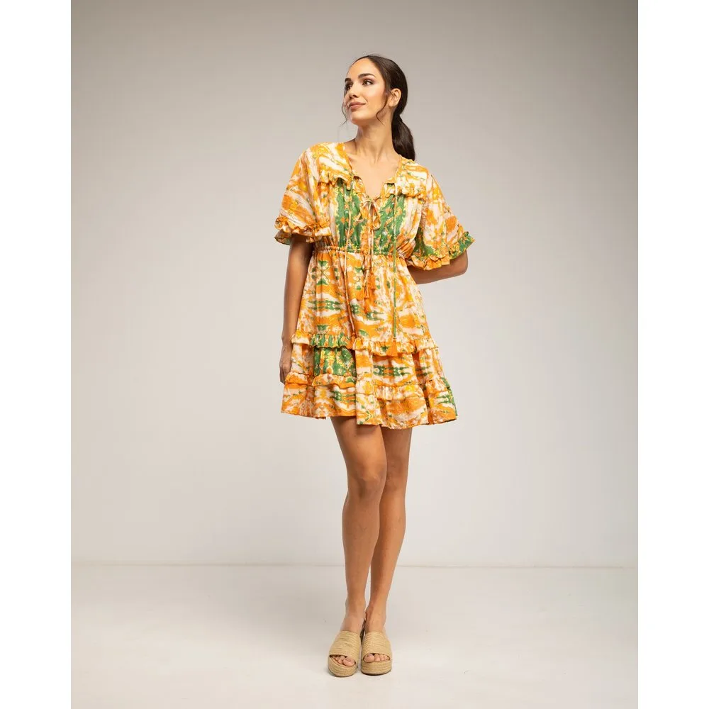 Vestido corto estampado con vuelo y mangas con volantes - Tantra - FashionsVida