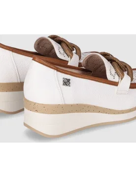 Mocasines planos de mujer diseñados en piel con detalle decorativo frontal - Chika10 - FashionsVida