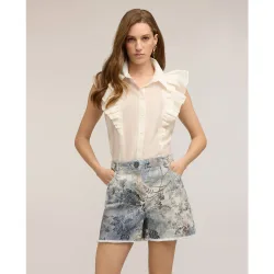 Camisa de mujer de muselina con volantes cuello clásico con botonadura frontal