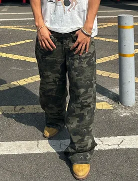 Jeans holgados y sueltos de hombre con bolsillos, de estampado de camuflaje de colores de primavera - Shein - FashionsVida