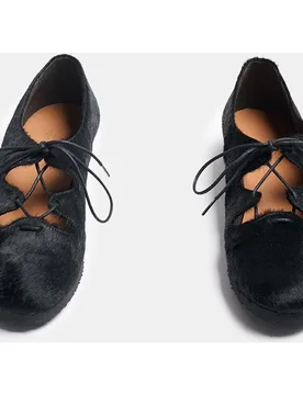 Zapato plano estilo mercedita de mujer de piel con acabado de pelo, abierto en el empeine con cordones - Naguisa - FashionsVida