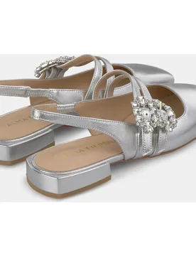 Zapatos de salón de mujer destalonado con puntera redondeada y dos hebillas de pedrería - Alma en Pena - FashionsVida