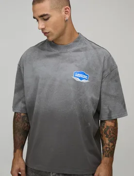 Herren Graues Übergroßes Kastenförmiges Bedrucktes Spray-Waschung Oberteil Grey Größe Large - boohooMAN - FashionsVida
