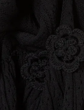 Vestido corto de punto con hombro asimétrico y flores crochet - CLAUDIE PIERLOT - FashionsVida