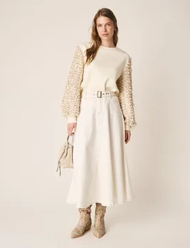 Falda midi vaquera con bajo en evasé cinturón y bolsillos laterales - Alma en Pena - FashionsVida