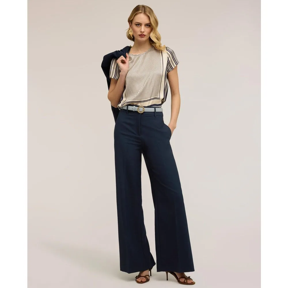 Blusa de mujer de raso con estampado de pañuelo ajuste boxy con mangas cortas - Motivi - FashionsVida