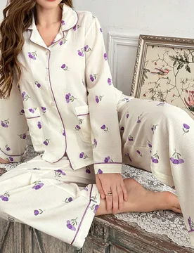 Conjunto de pijama de 2 piezas para mujer, color blanco crema con estampado floral púrpura diminuto, ribete púrpura, cuello con muesca, manga larga - Shein - FashionsVida