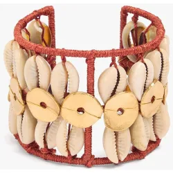 Brazalete con cuentas y conchas decorativas