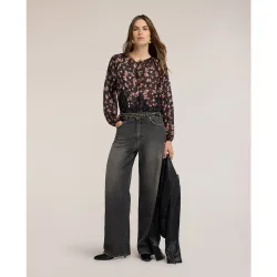 Jeans de mujer barrel en denim lavado talle alto con cierre de botón y cremallera
