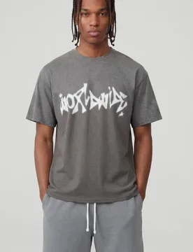 Herren Anthrazitfarbenes Übergroßes T-Shirt Mit Weltweit-Graffiti-Aufdruck Und Sprühwaschung Charcoal Größe Medium - boohooMAN - FashionsVida