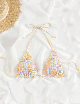 Traje de baño: Parte superior de bikini con diseño de cuello de halter, escote pronunciado, espalda descubierta, lazo en la espalda, para la playa y - Shein - FashionsVida