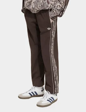 Womens Pantaloni Da Allenamento Sst A Vestibilità Ampia Con Stampa Paisley - Marrone, marrone marrone Bambino taglia 7-8Y - Adidas - FashionsVida