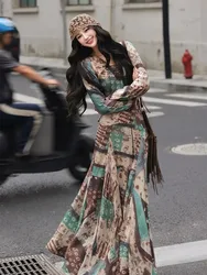 A gentle and elegant printed long-sleeved wide-hem long form-fitting dress