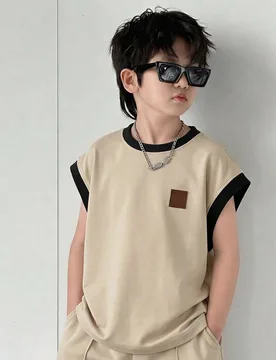 Conjunto de 2 piezas para niños preadolescentes, camiseta de manga corta con cuello redondo y parche de cuero estilo casual universitario, chaleco gr - Shein - FashionsVida