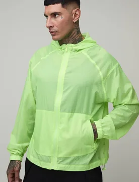 Herren Tall Übergroße Kastige Im-Dunkeln-Leuchtende Kapuzen-Windbreaker Jacke Mit Knebelverschlüssen Lime Größe Small - boohooMAN - FashionsVida