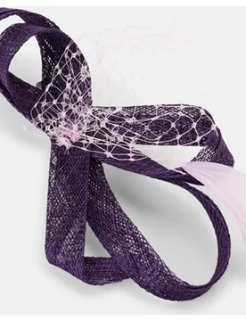 Mini tocado con pluma y tul - Tout en Tete - FashionsVida