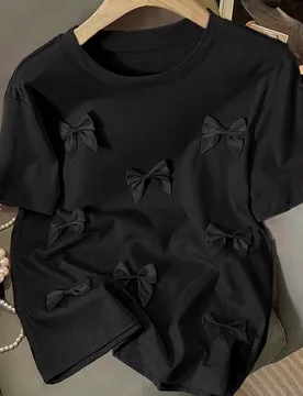 Camiseta casual de manga corta con cuello redondo y decoración de lazo 3D en forma de H de color rosa para mujeres, ropa de verano para la universida - Shein - FashionsVida