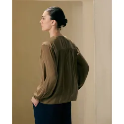 Blusa de mujer cuello pico con lazada