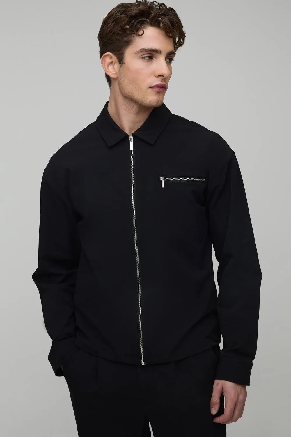 Herren Regular Technical Zip-Tasche Overhemd Black Größe Medium - boohooMAN - FashionsVida