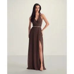 Vestido largo con escote cruzado y espalda con tirantes