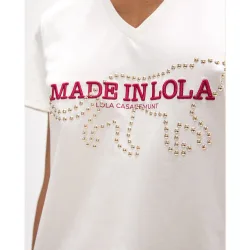 Camiseta de mujer cuello pico con aberturas laterales y grafico made in lola en bordado y tachas