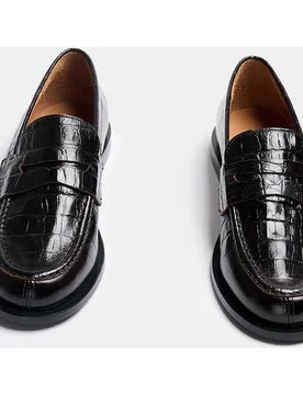 Zapato plano de mujer tipo mocasín de piel con acabado charol y grabado coco - Naguisa - FashionsVida
